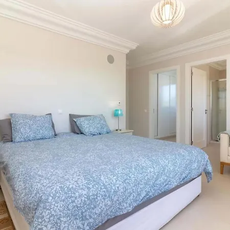 Large 4 Bedroom With Heated Swimming Pool