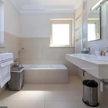 Large 4 Bedroom With Heated Swimming Pool