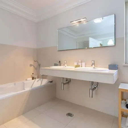 Casa vacanze Large 4 Bedroom With Heated Swimming Pool