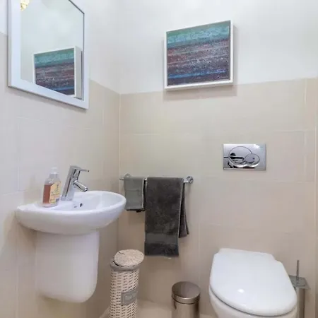 Large 4 Bedroom With Heated Swimming Pool *
