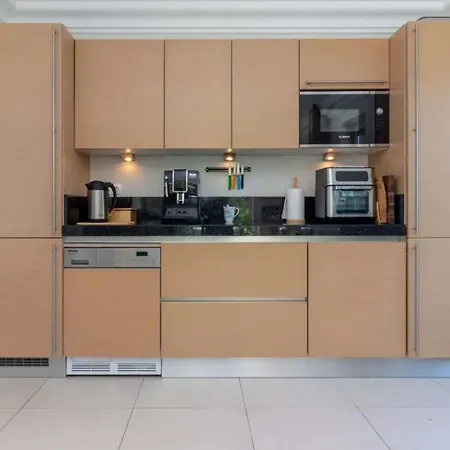 Large 4 Bedroom With Heated Swimming Pool *