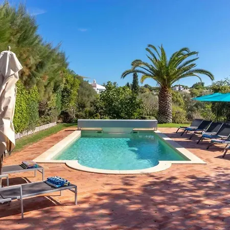 Large 4 Bedroom With Heated Swimming Pool