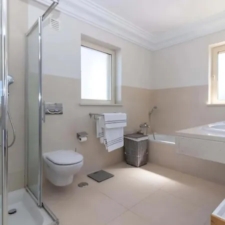 Large 4 Bedroom With Heated Swimming Pool * קארבואירו