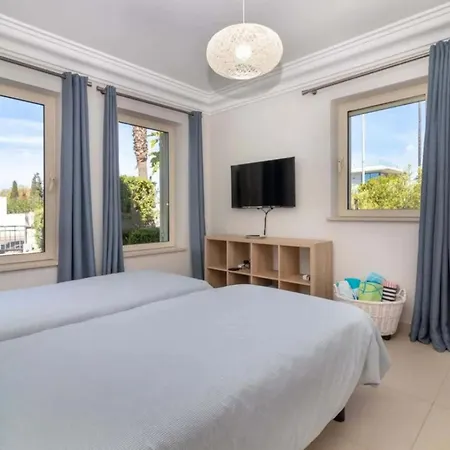בית נופש Large 4 Bedroom With Heated Swimming Pool