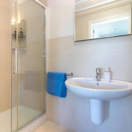 Large 4 Bedroom With Heated Swimming Pool קארבואירו