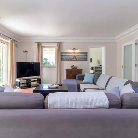 Large 4 Bedroom With Heated Swimming Pool * קארבואירו