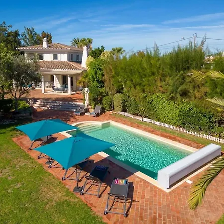 בית נופש Large 4 Bedroom With Heated Swimming Pool קארבואירו